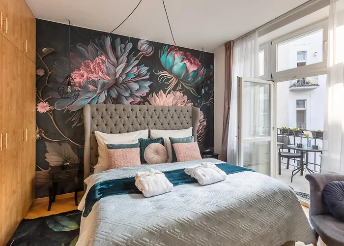 Decadent Art Deco Balcony Apartment In Old Town