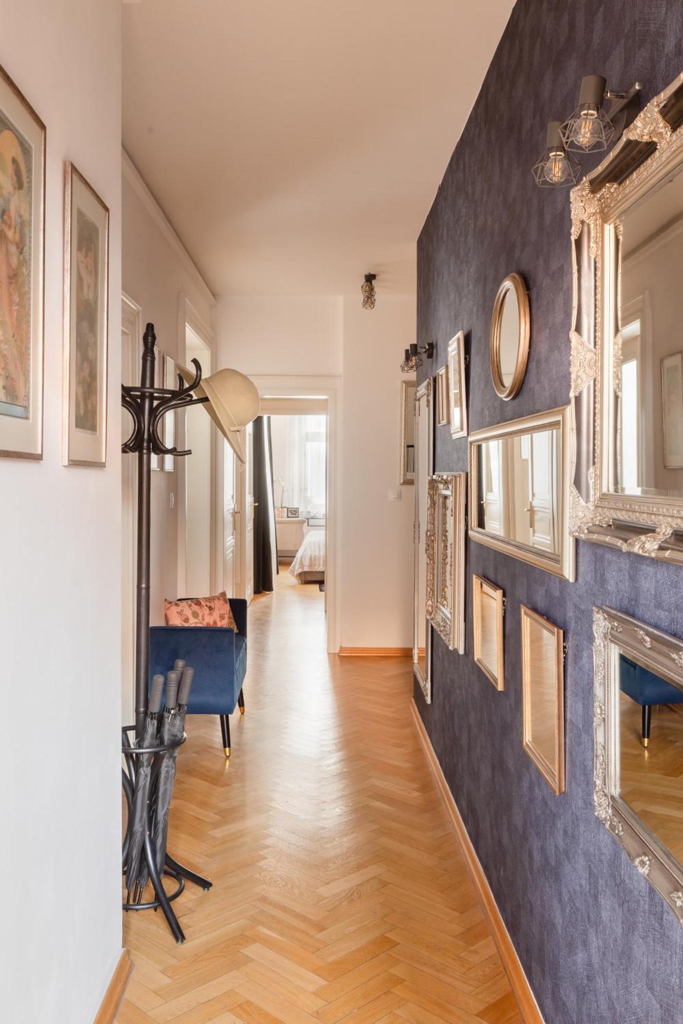 Decadent Art Deco Balcony Apartment In Old Town Apartmán
