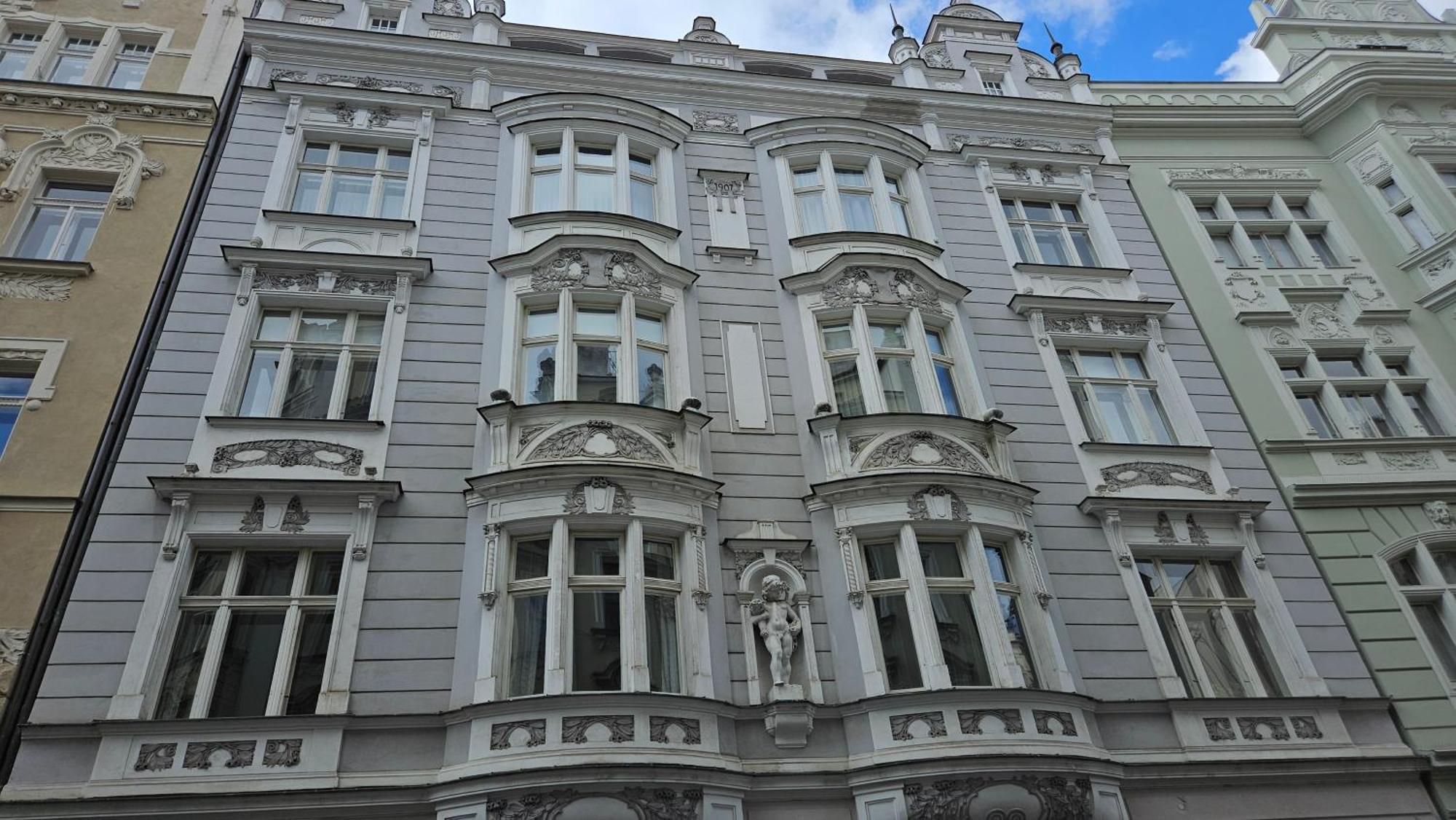 Apartmán Decadent Art Deco Balcony Apartment In Old Town